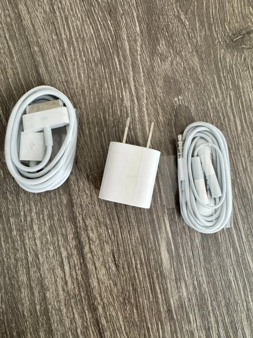 Apple iPod Video 5th Gen 60GB A1136 Tested + Apple Cable Charger Earbuds AS-IS